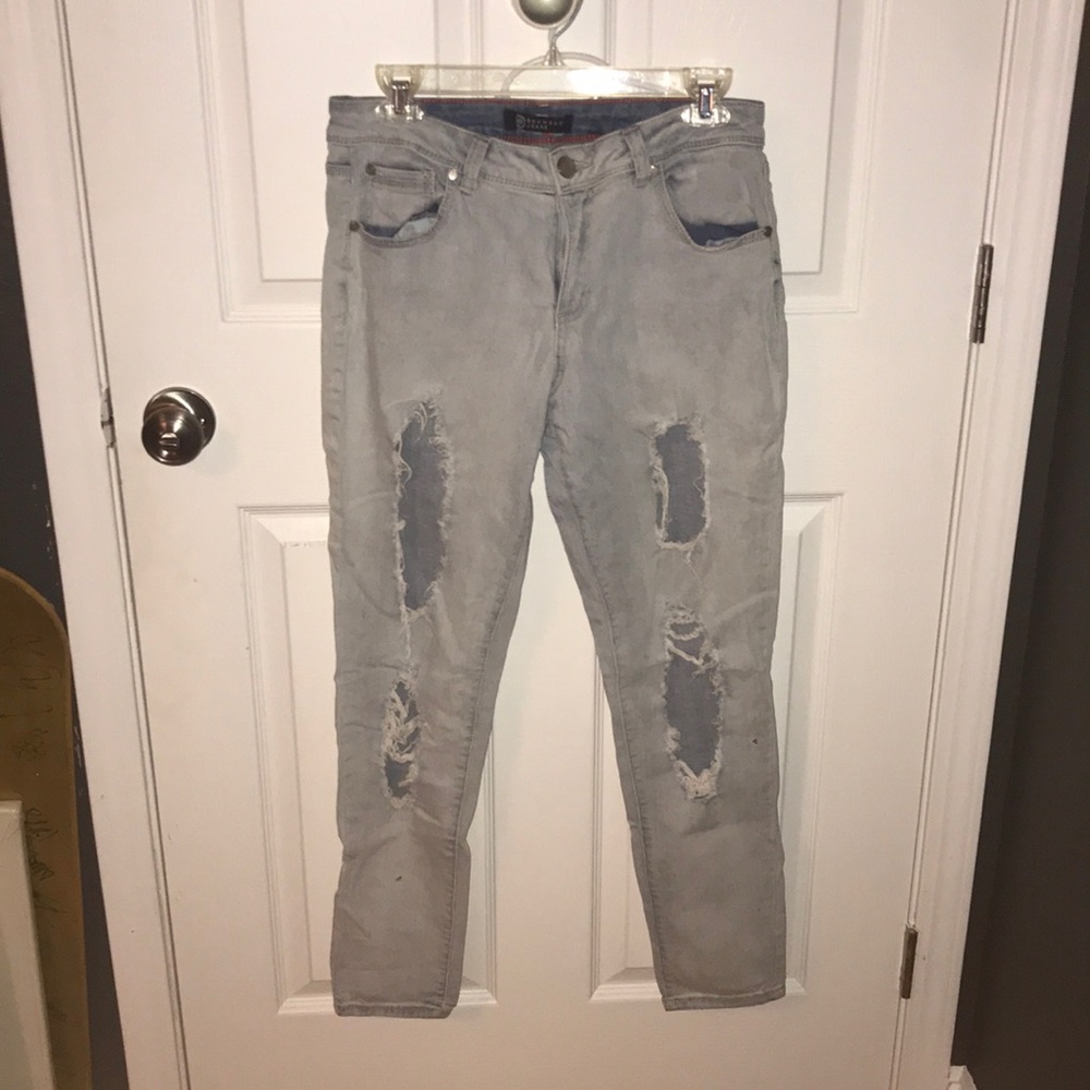 Distressed Lightwash Jeans